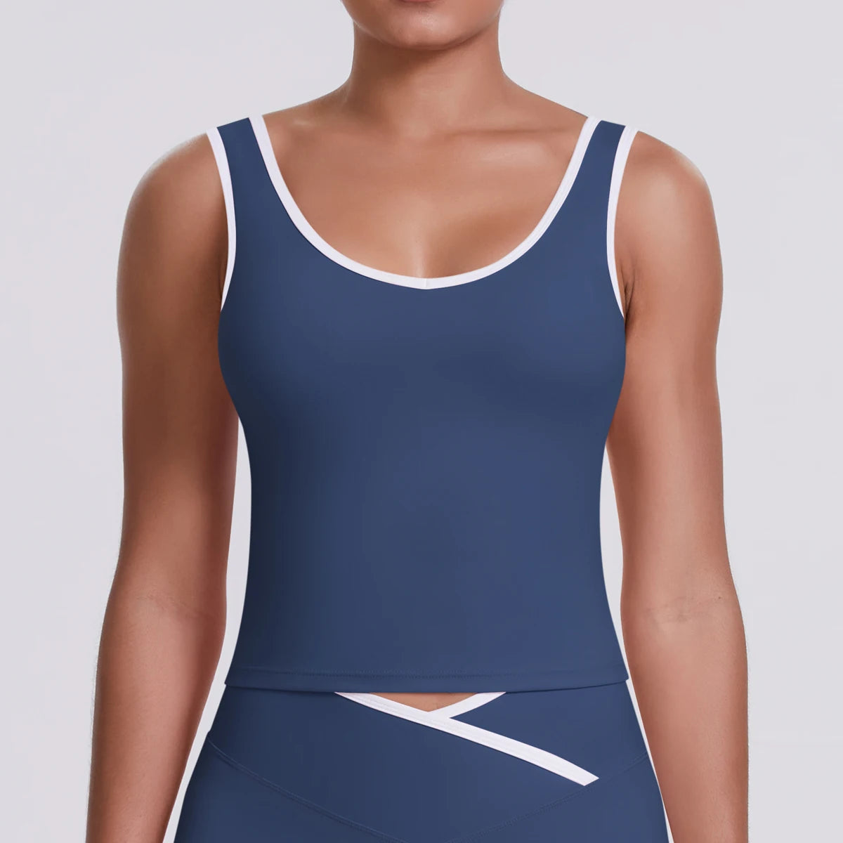 Crop-Top in Dunkelblau, Racerback mit weißem Rand und dekorativer Naht