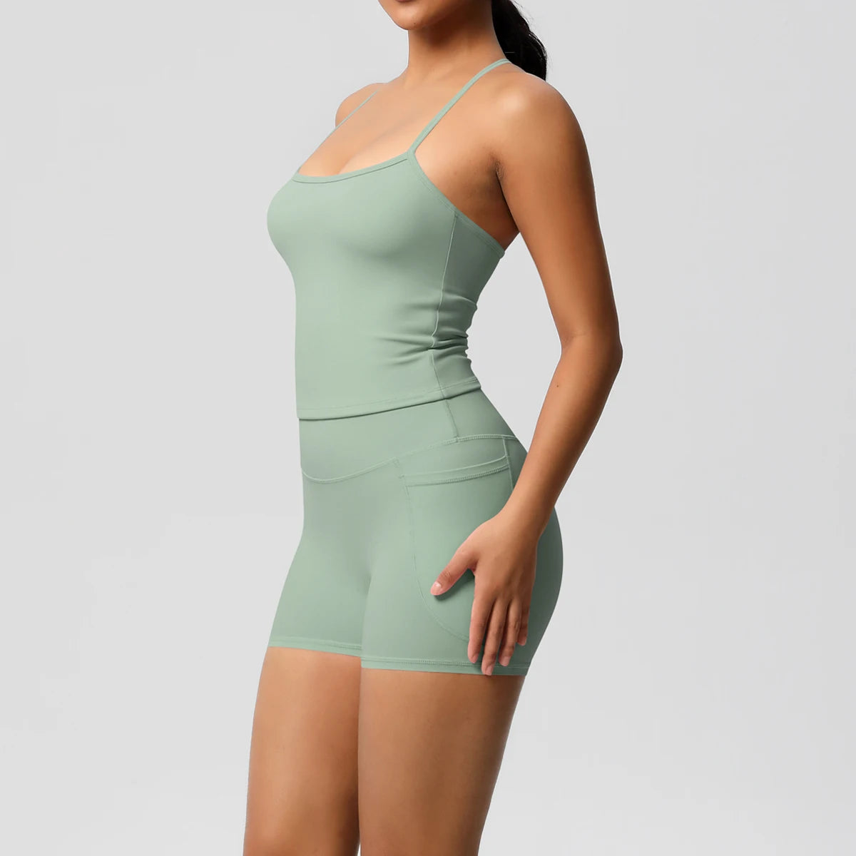 Schlankes Damen-Sportset: Träger-Top und Shorts, mintgrün, seitliche Ansicht