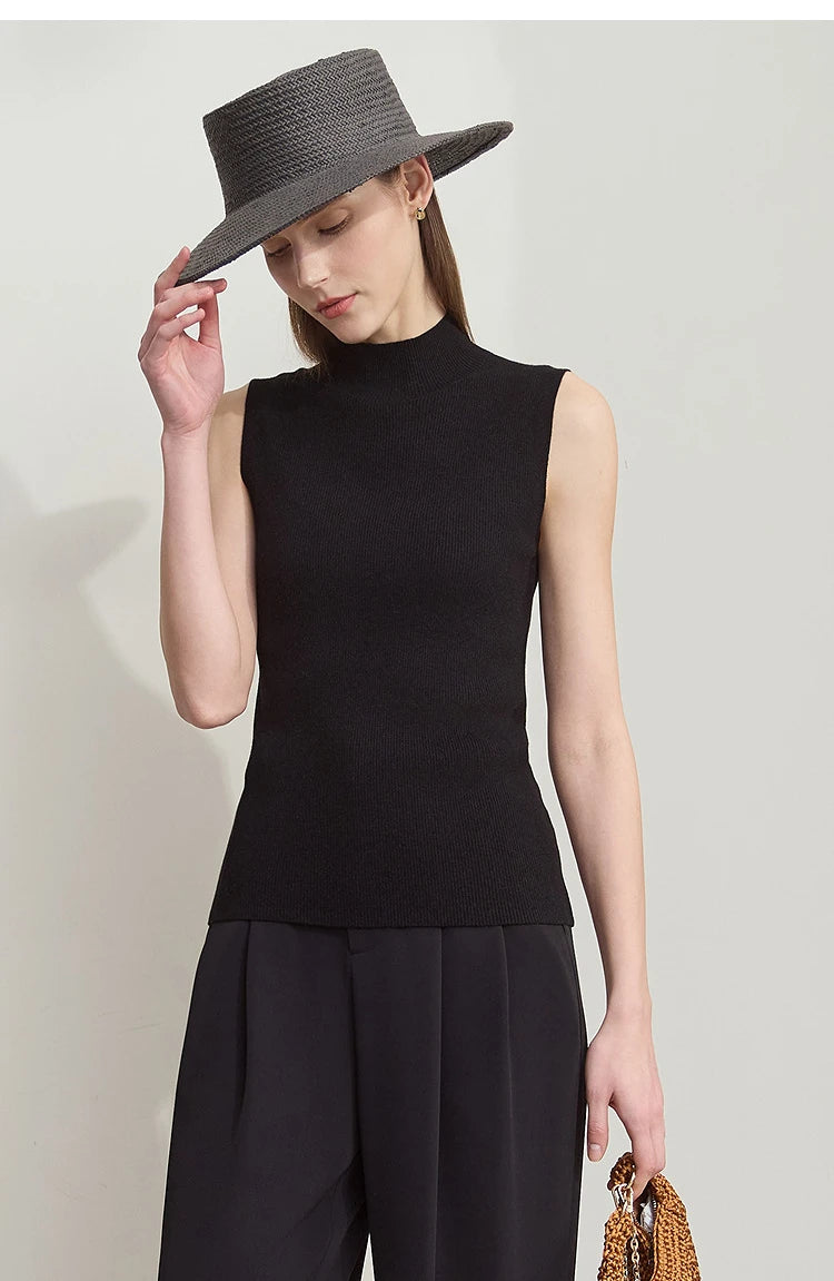Ärmelloses Mock-Neck-Stricktop in Schwarz, Vorderansicht mit Stehkragen und glatter Fläche