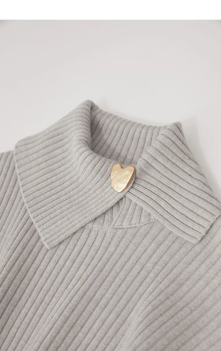 Grau-beiger Strickpullover mit Stehkragen und kleiner Metallzieröffnung am Ausschnitt