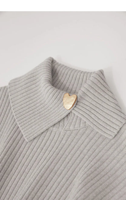 Grau-beiger Strickpullover mit Stehkragen und kleiner Metallzieröffnung am Ausschnitt