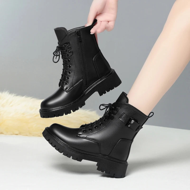 Schwarzer Winter-Motorradstiefel seitlich: Schnürung, Riemenverschluss und dicke Sohle