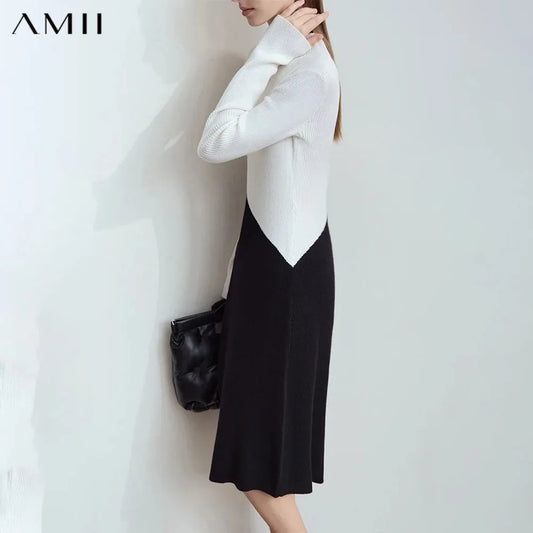 Langarm-Strickkleid mit weißem Oberteil und schwarzem, diagonales Farbpanel