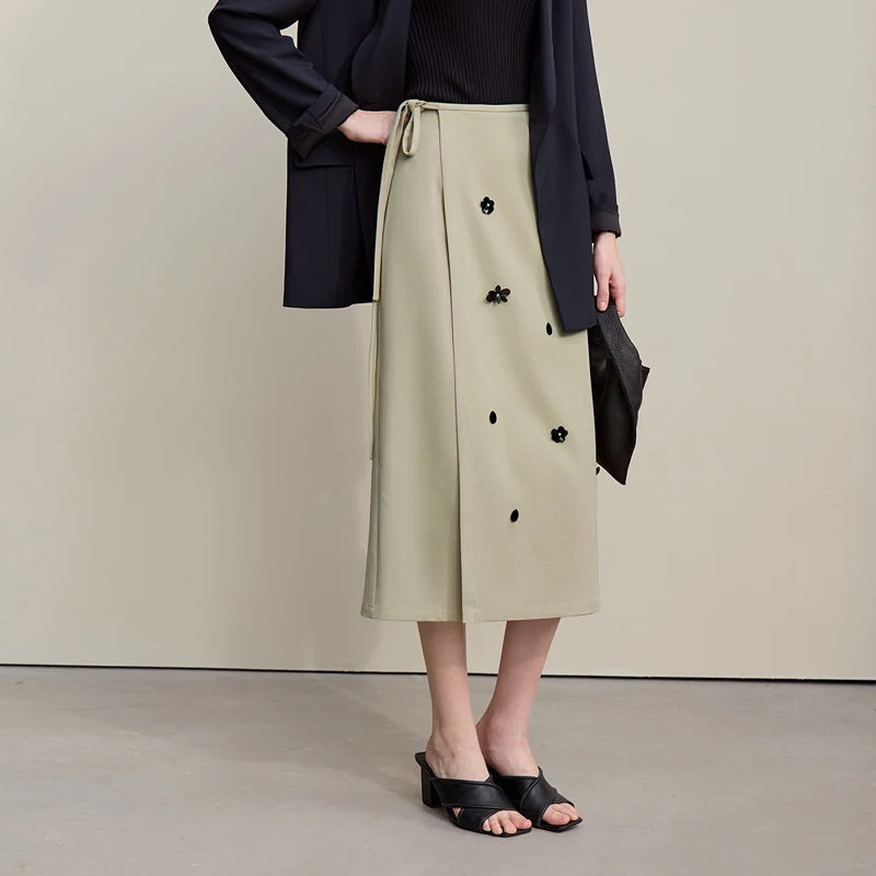 Midi-Rock mit Blumen-Applikationen, hellbeige, gerader Schnitt, Bindeband am Bund