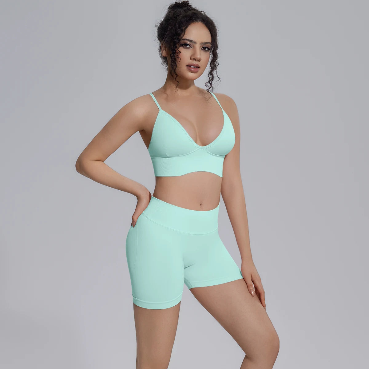 Damen Yoga-Set in Mint: BH mit Trägern und Hotpants mit hoher Taille, seitliche Ansicht