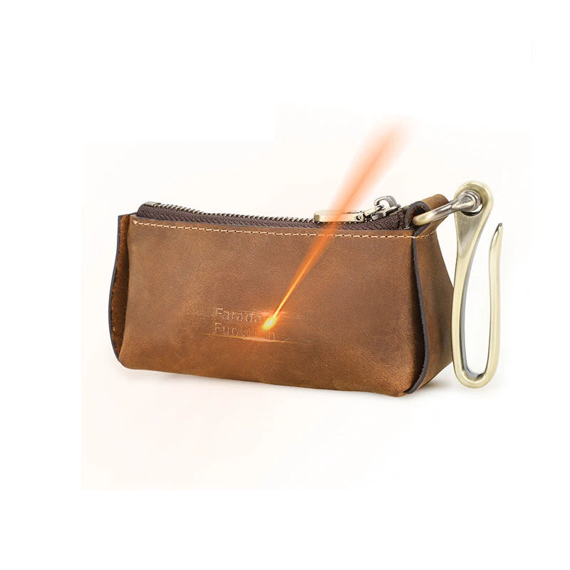 Braunes Leder-Schlüsseletui mit Reißverschluss, Karabiner und Schlüsselring.