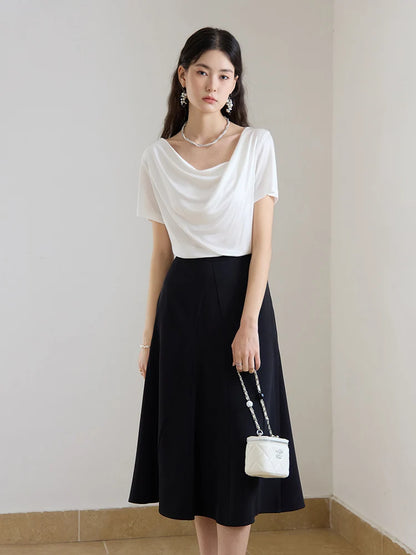 Kurzärmlige Bluse im minimalistischen Stil mit Wickeldesign und Kontrastnähten in Schwarz-Weiß – sommerlich elegant