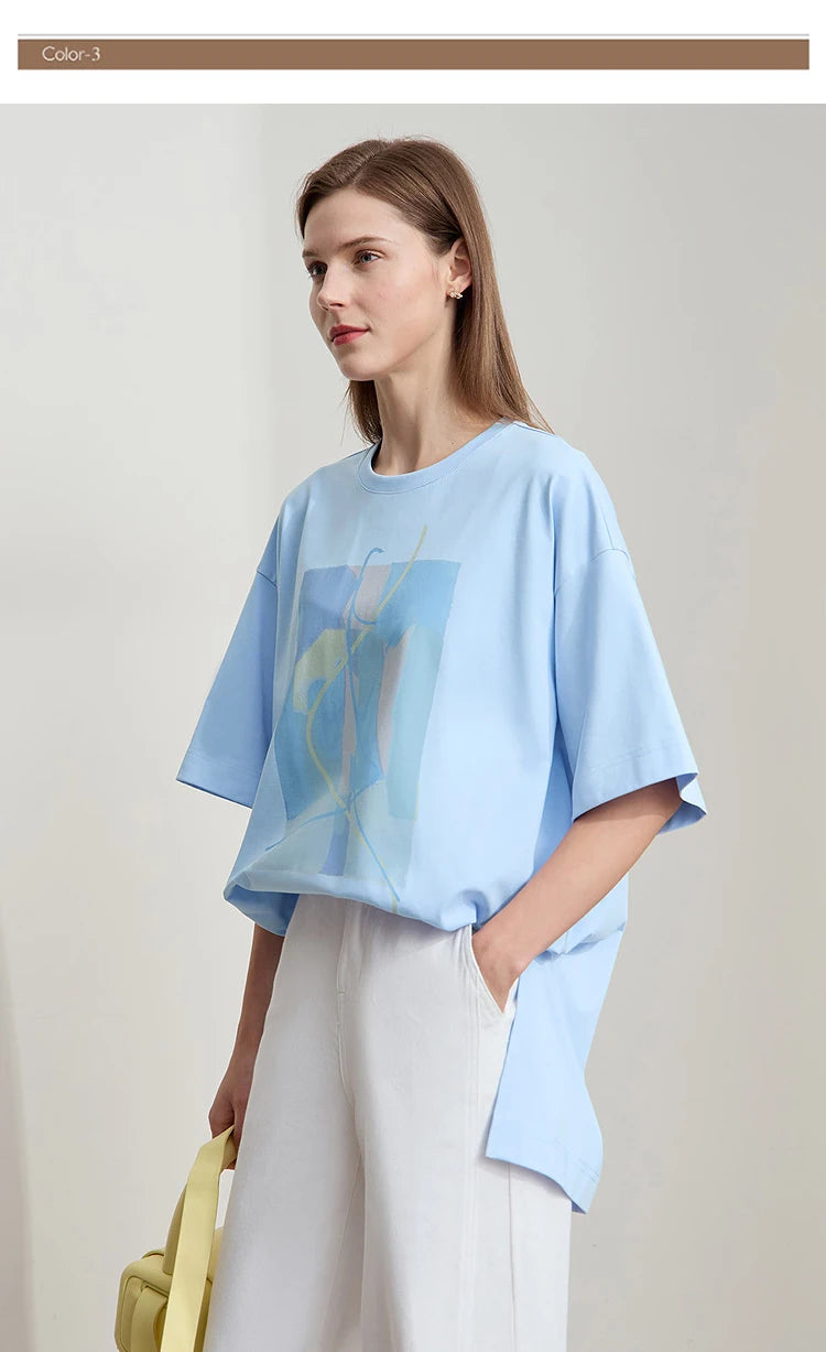 Damen T-Shirt im minimalistischen Design mit unregelmäßigem Schnitt und abstraktem Druck