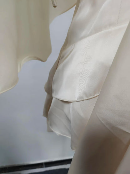 Elegantes Damen-Midikleid mit schulterfreiem Design, langen Ärmeln und Perlen-Patchwork – figurbetont und luxuriös.