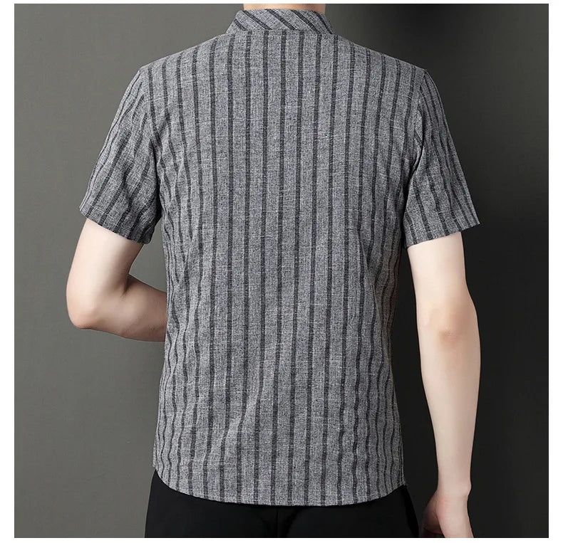 Kurzes Herren-Leinenhemd mit halbem Ärmel – lässiges Sommeroutfit für Herren mittleren Alters
