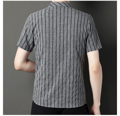 Kurzes Herren-Leinenhemd mit halbem Ärmel – lässiges Sommeroutfit für Herren mittleren Alters