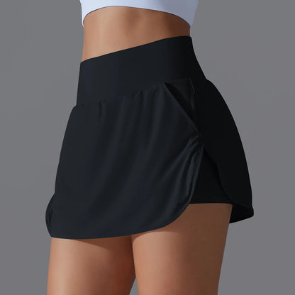 Schwarze hochtaillierte Sport-Shorts für Damen mit leichtem Faltenwurf