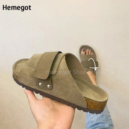 Herren-Ledersandale, khaki mit grünem Klettriemen und flacher, profilierter Sohle