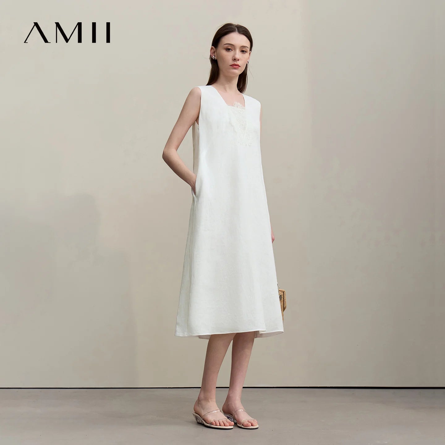 Elegantes Leinen Damenkleid Mit V-Ausschnitt Und Spitze