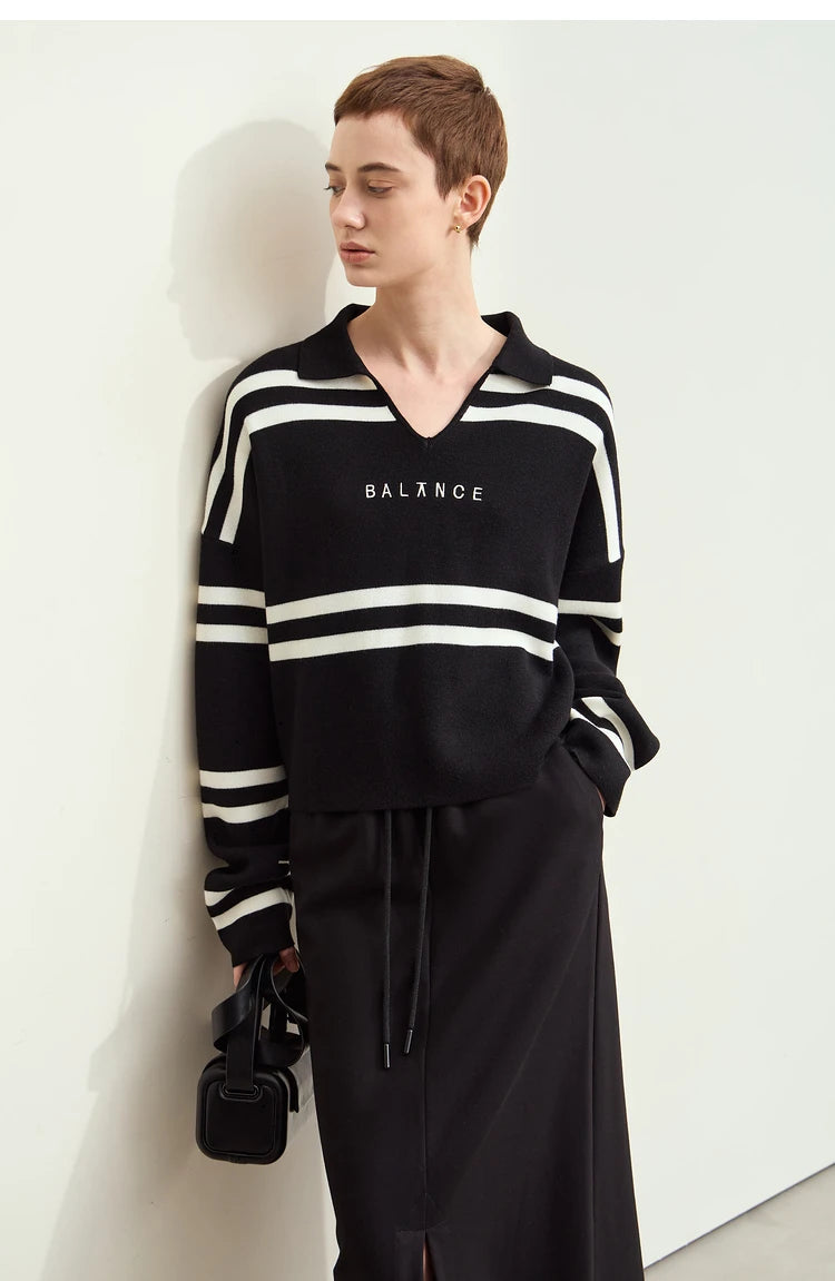 Schwarzer Damenpullover mit weißen Streifen, Reverskragen und Buchstabenstickerei, lässiger Schnitt