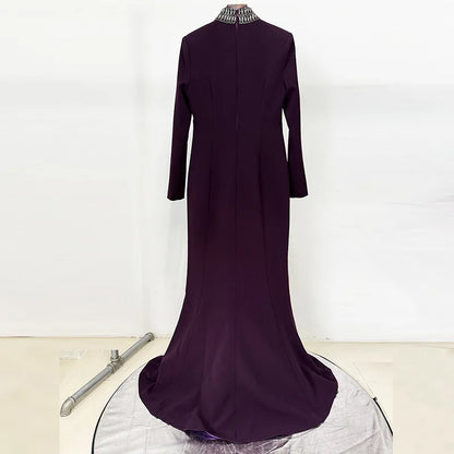 Zweiteiliges Damen-Set mit Stickerei: Langarm-Oberteil mit Reverskragen und hoch taillierte, lange Hose – stilvoll und elegant.