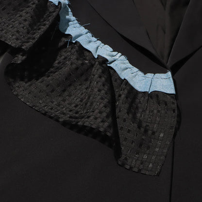 Ärmelloses Damen-Kleid mit Karree-Ausschnitt und Patchwork-Rüschen im minimalistischen Design – stilvoll und elegant.