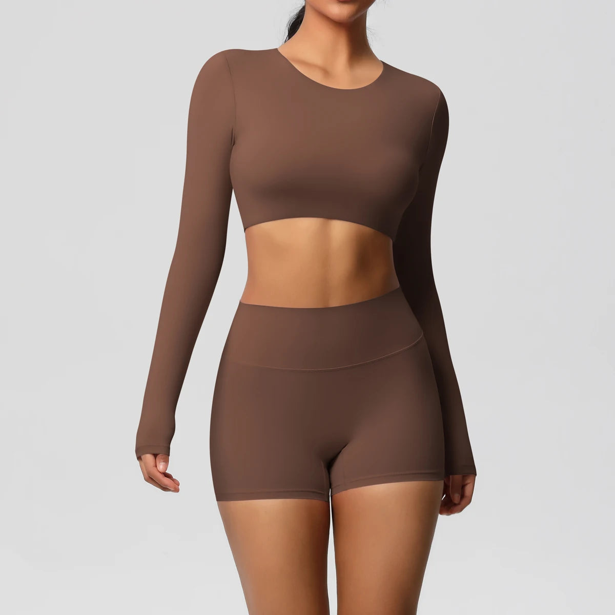 Sport-Set Braun: langarm Croptop und kurze Funktions-Shorts