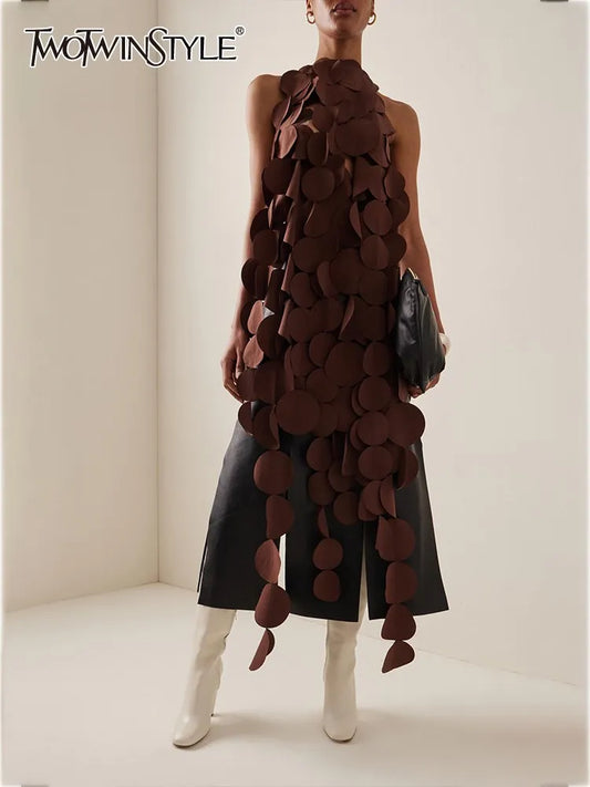Elegantes Damen-Midikleid mit schrägem Ausschnitt und langen Ärmeln im minimalistischen Design – figurbetont und stilvoll.