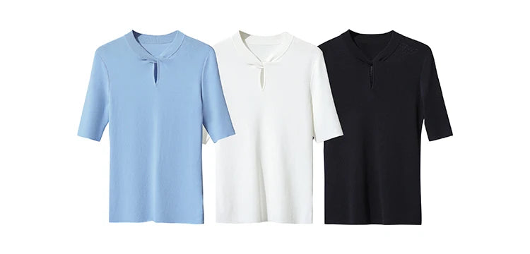 Kurzärmliges Strickshirt in Hellblau, Weiß und Schwarz mit Ausschnitt-Schlitz