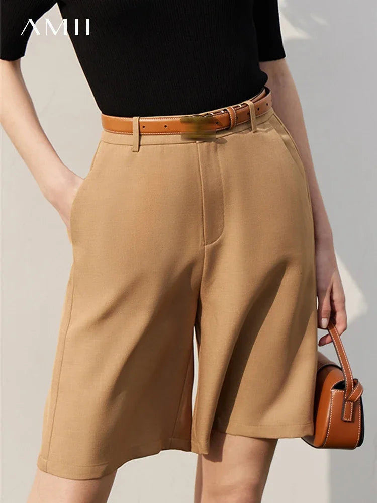 Damen Shorts im minimalistischen Stil mit breitem Bein und Taschen