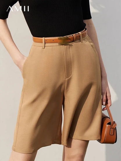 Damen Shorts im minimalistischen Stil mit breitem Bein und Taschen