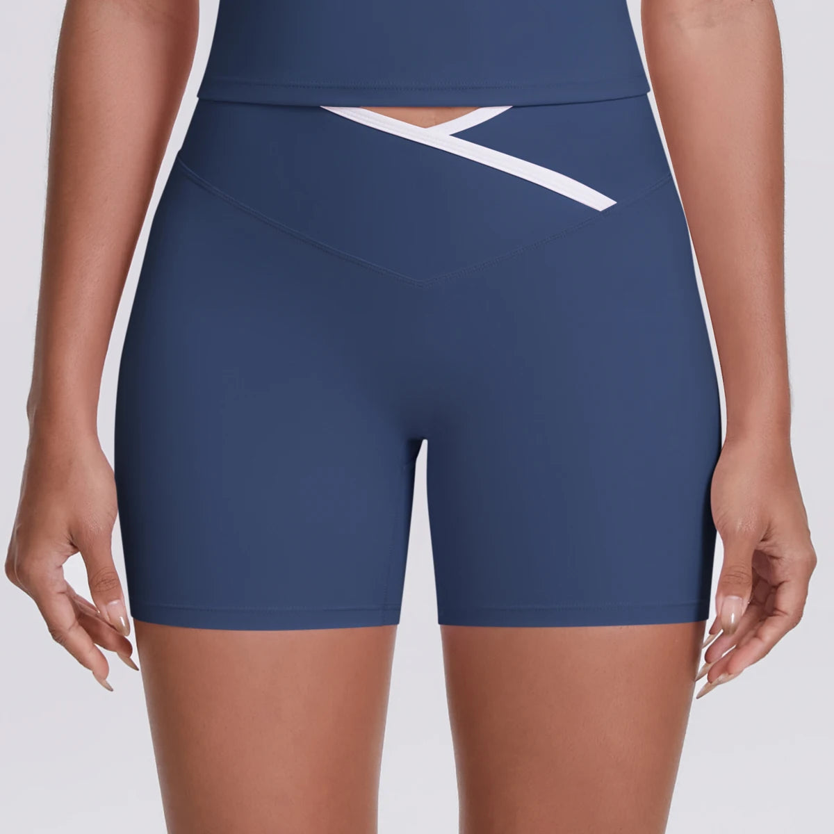 Damen-Yoga-Shorts, hochtailliert, dunkelblau, seitliche Rückenansicht mit weißem Zierband