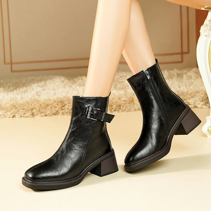 Schwarze Knöchelstiefel aus Leder mit eckiger Kappe, Blockabsatz und Schnalle