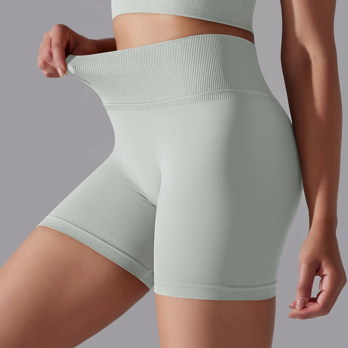 Nahtlose Damen-Shorts aus Strick, helles Salbeigrün, kurze Laufhose mit breitem Bund