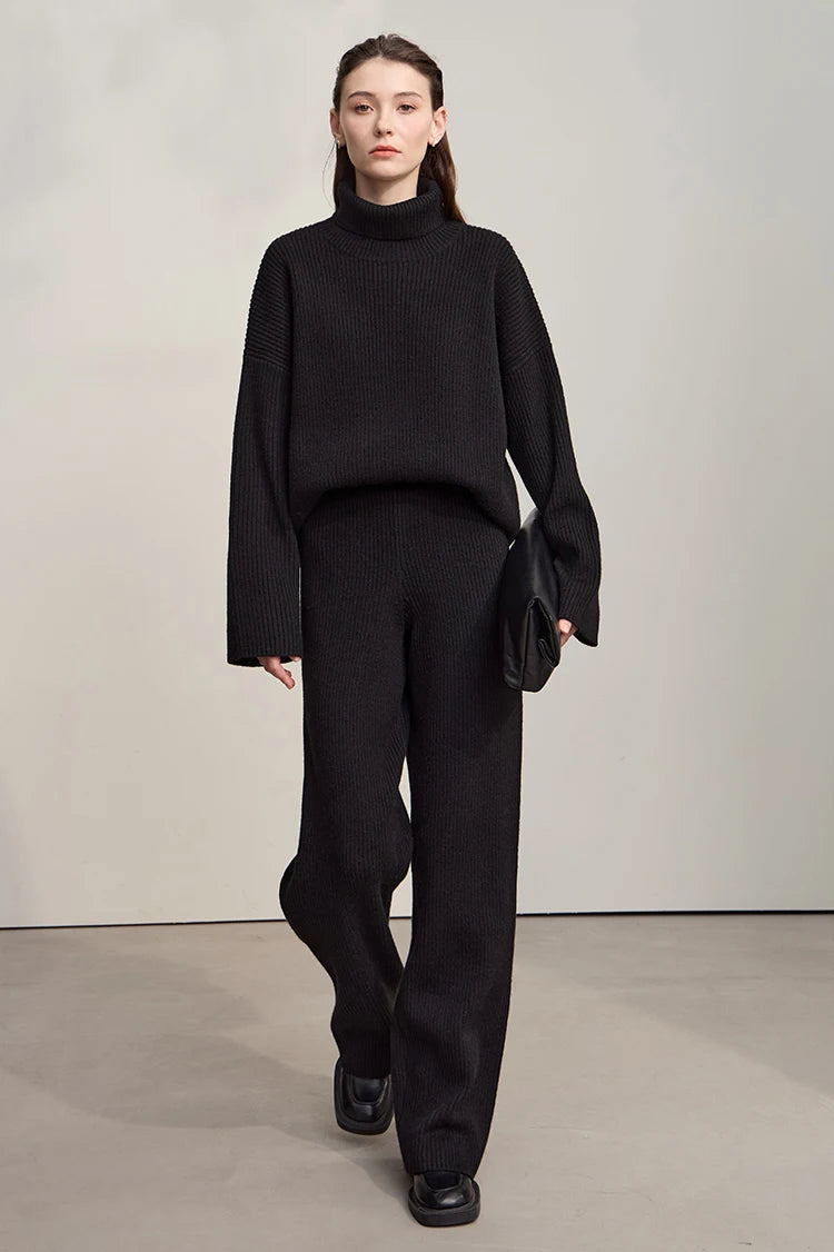 Schwarzer Rollkragenpullover mit langen Ärmeln und schwarzer weiter Hose im Set-Look