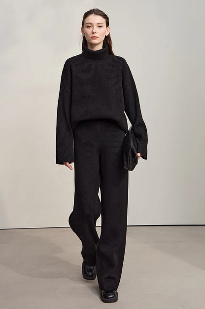 Schwarzer Rollkragenpullover mit langen Ärmeln und schwarzer weiter Hose im Set-Look