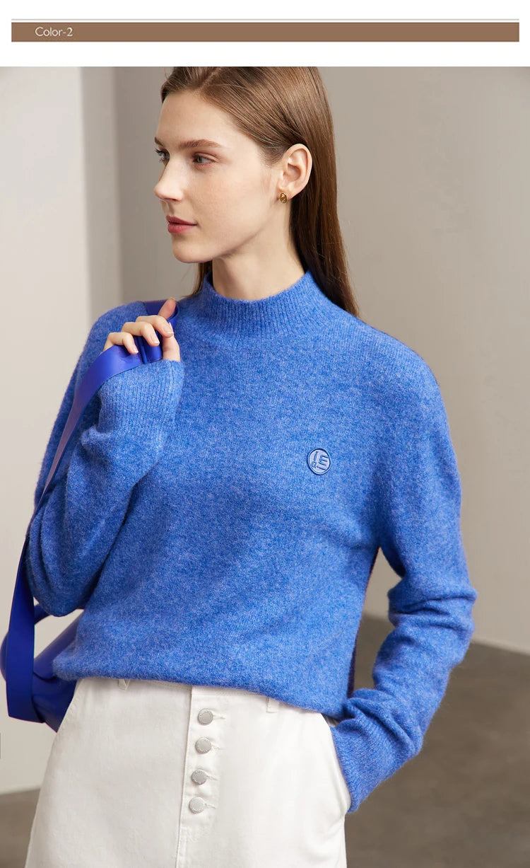 Damenpullover mit halbem Rollkragen, blau meliert, gesticktes Emblem auf Brusthöhe