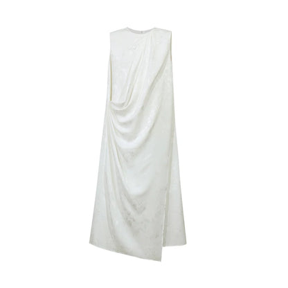 Ärmelloses Jacquard-Damenkleid, weiß, drapierte Front, gerade Midi-Silhouette.