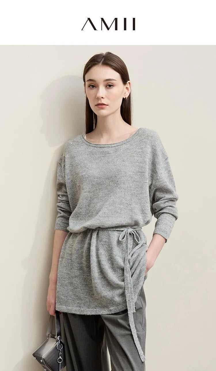Grauer Strickpullover mit Rundhalsausschnitt, langen Ärmeln und Bindegürtel