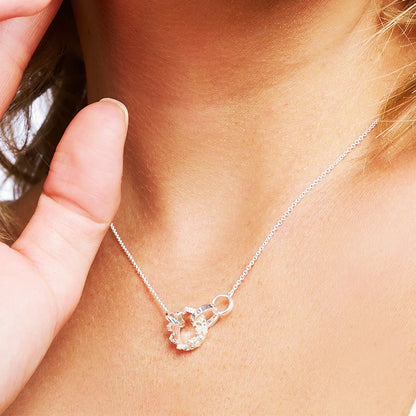 Halskette am Hals mit Kronen-Anhänger aus Sterlingsilber und feiner Kette