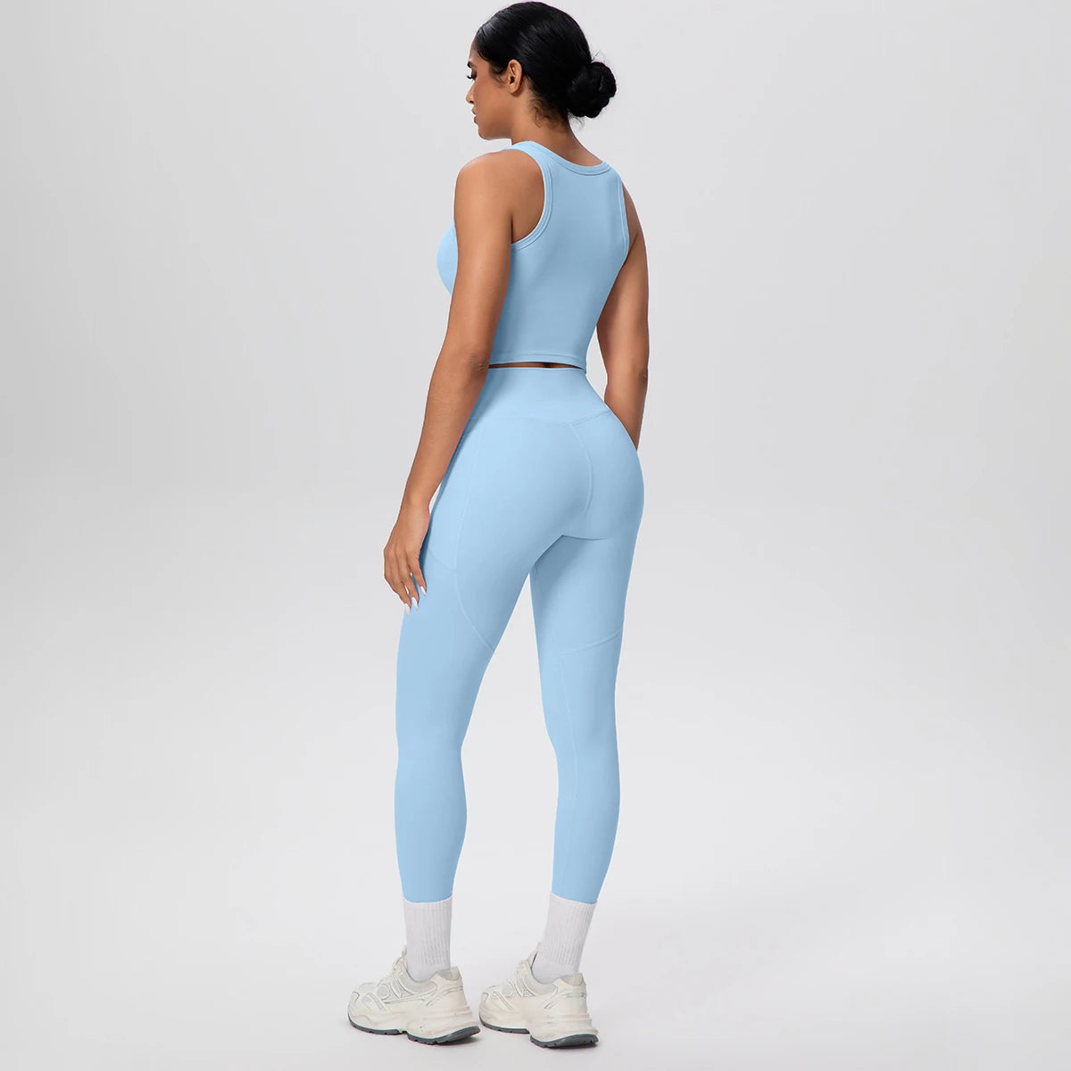 Damen-Yoga-Set in Hellblau: Rückansicht mit High-Waist Leggings und Kontrastknöchelband