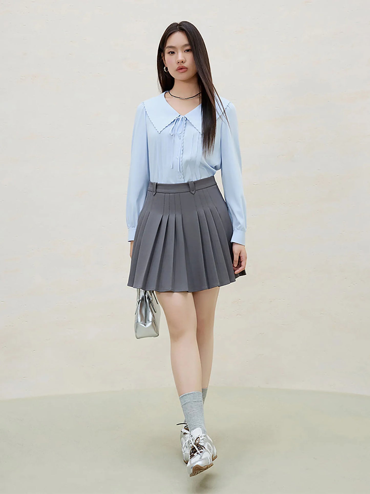Kurzarm-Bluse mit Umlegekragen und Knopfleiste in blauer Streifenoptik aus 100% Baumwolle – figurbetontes Design für den Sommer