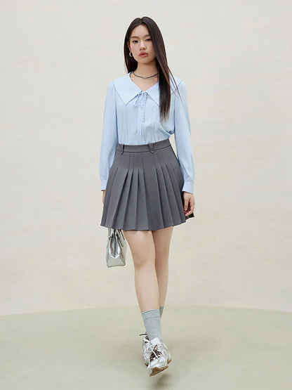 Kurzarm-Bluse mit Umlegekragen und Knopfleiste in blauer Streifenoptik aus 100% Baumwolle – figurbetontes Design für den Sommer