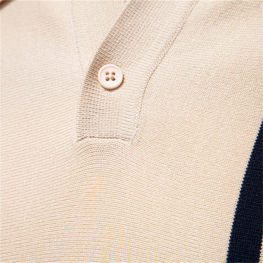 Herrenpoloshirt-Kragen mit Knopfleiste, beiger Strukturstoff mit vier Knöpfen