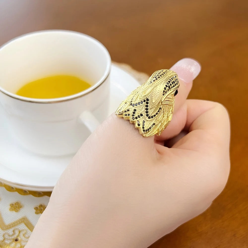 Goldfarbener Cocktailring mit Eulenkopf, schwarzem Augeinsatz, auf Hand