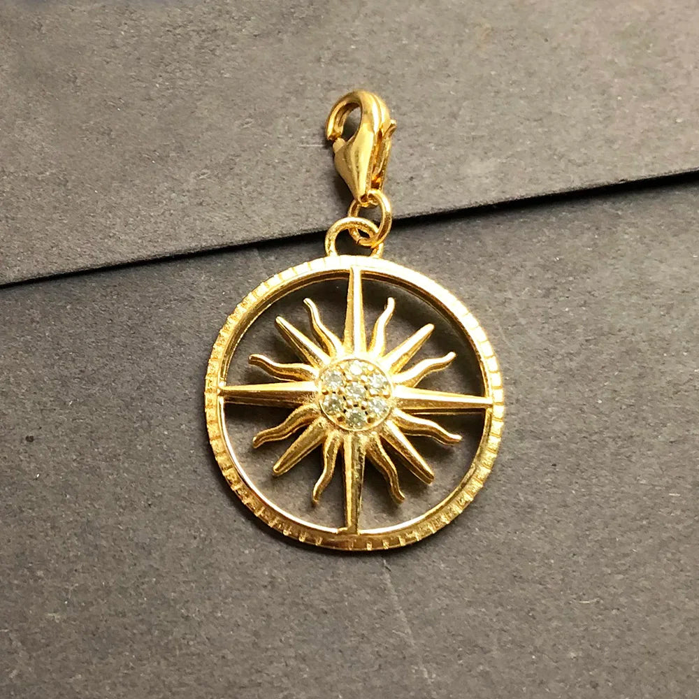 Damen-Charm-Anhänger goldene Sonne Vintage Club elegant aus Sterlingsilber