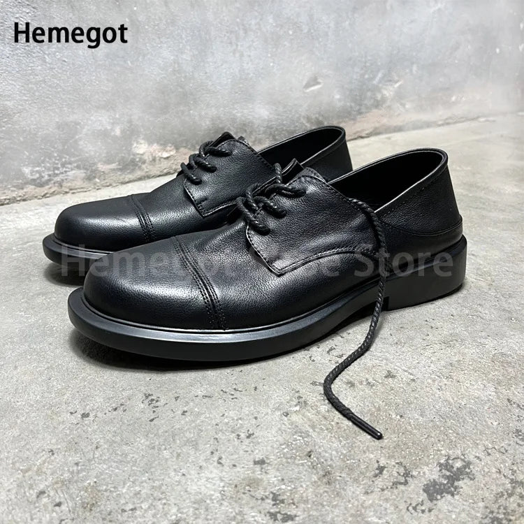 Schwarze Schnürschuhe aus Leder mit runder Zehenkappe und flacher Sohle