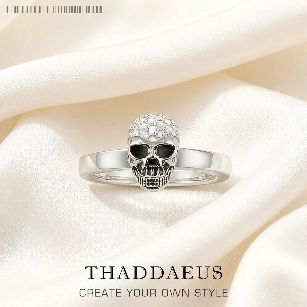 Silberner Ring mit Totenkopf-Motiv, glattes Band und runder Kopf mit strukturierter Oberfläche