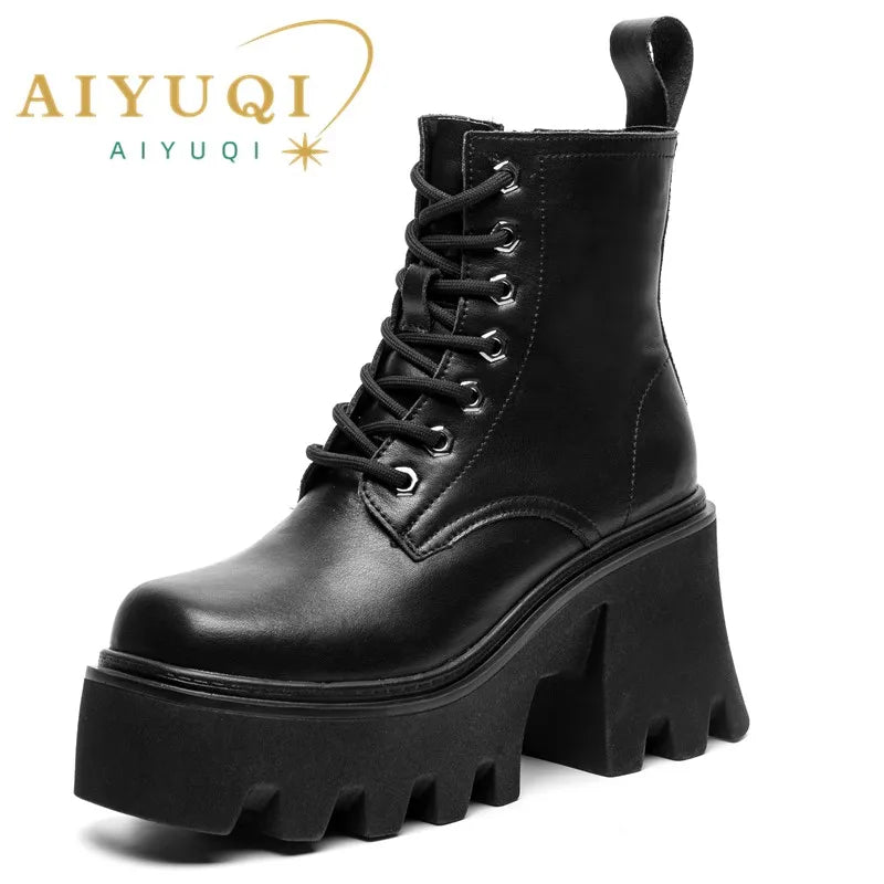 Schwarze Stiefeletten mit Schnürung, quadratischer Kappe, dicker Profilsohle und Blockabsatz