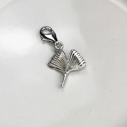 Ginkgoblatt-Anhänger aus Sterlingsilber mit Clipöse und detailreicher Blattprägung