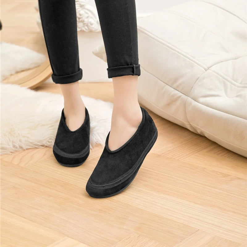 Flache Schneestiefel in Schwarz mit weichem Velours-Optik, seitliche Ansicht