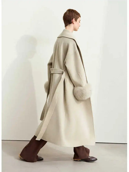 Damen Langer Mantel aus Wolle mit abnehmbaren Fuchspelzmanschetten und Taschen