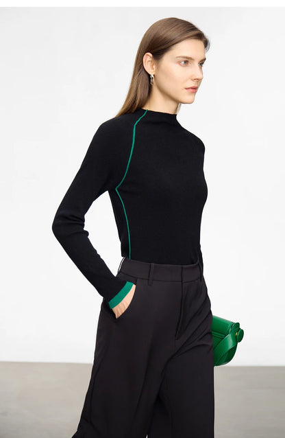 Schwarzer Damenpullover mit grüner Paspel, seitliche Ansicht, lange Ärmel und hoher Kragen