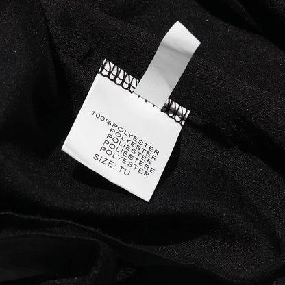 Zweiteiliges Damen-Set mit schulterfreiem Oberteil, langen Ärmeln und Schleifendetail sowie Patchwork-Rock mit Rüschen – elegant und modern.