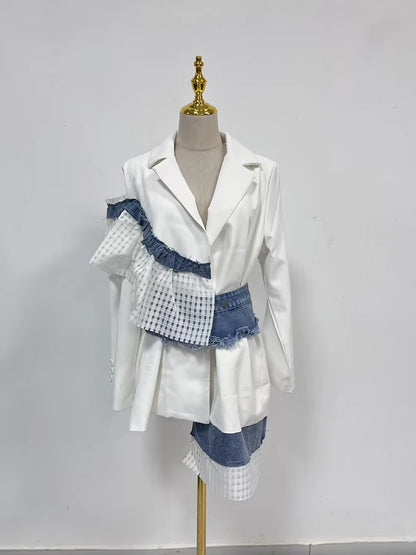 Ärmelloses Damen-Kleid mit Karree-Ausschnitt und Patchwork-Rüschen im minimalistischen Design – stilvoll und elegant.